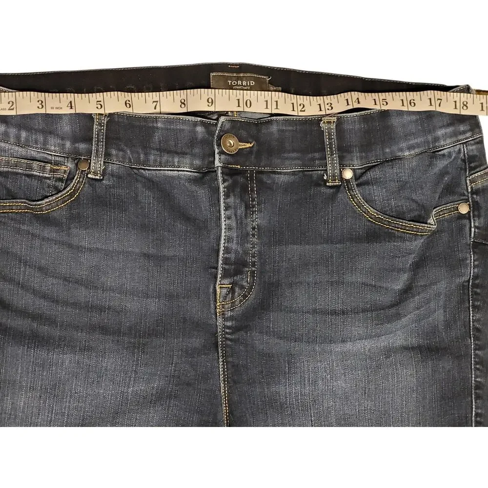 Torrid Womens High-Rise Stretch Denim Shorts Size 18 Dark Blue Wash EUC - Picture 3 of 9